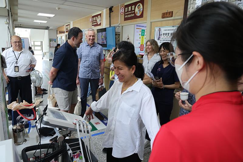 美國緬因州疾病管制與健康促進署署長Puthiery Va親自體驗衛生所攜帶式的身體組成分析儀器(In Body)，衛生所可以攜帶用在居家訪視、臥床或洗腎病人身上。