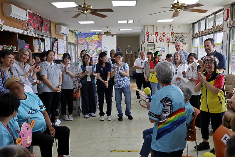 美國近年推行醫療價值導向支付，衛生官員到花蓮縣秀林鄉了解東區全人照護，在日照中心和長輩互動熱絡。