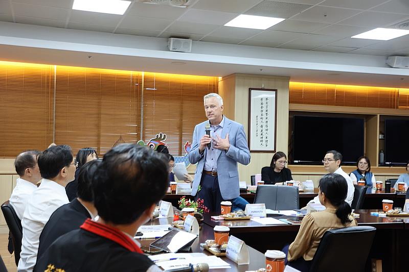 美國華盛頓州衛生部部長Dennis Worsham本身相當關注原住民及少數族群，他有32年公共衛生經驗，對秀林鄉以病人為中心的五全照護一度感動落淚。