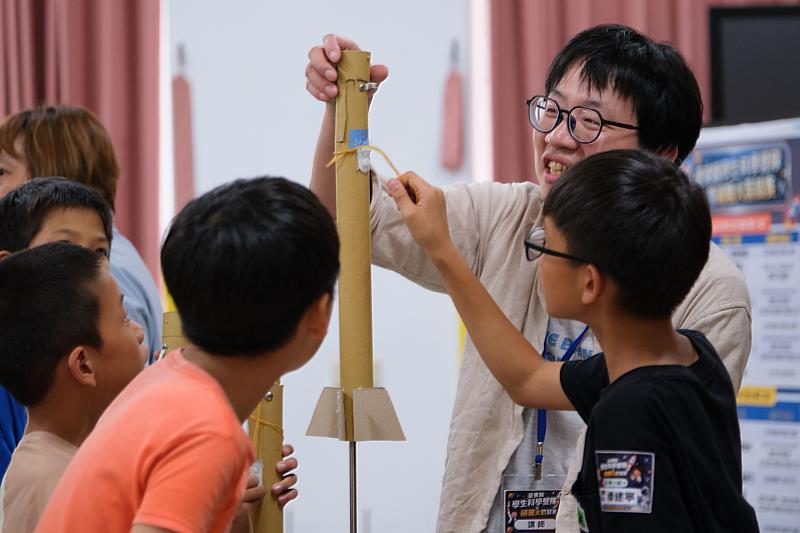 臺東國小科學營隊　硝糖火箭實作與發射體驗