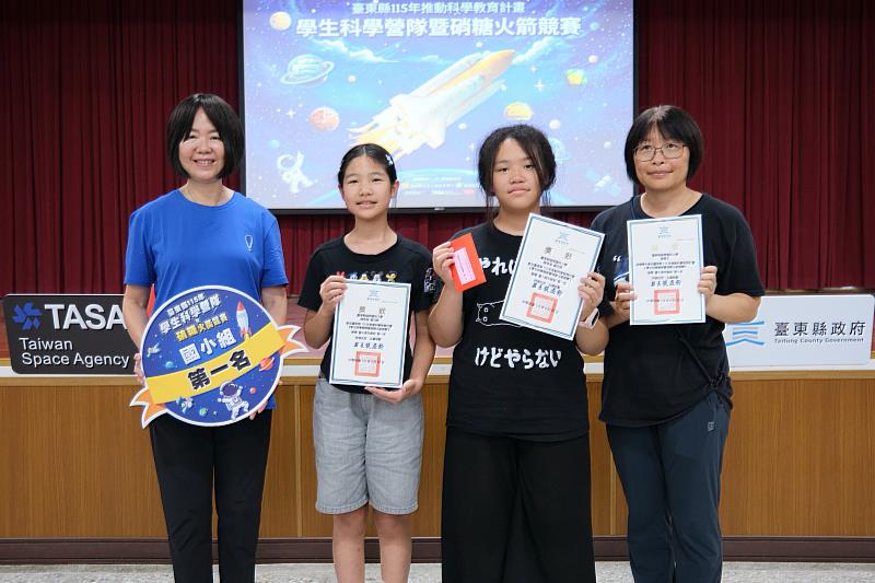 臺東國小科學營隊　硝糖火箭實作與發射體驗