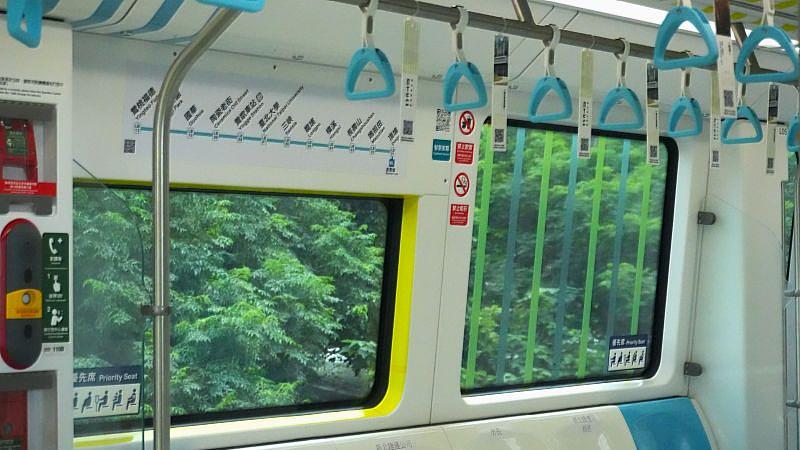 車廂內部延續「票卡」概念，設置票卡造型吊飾，並結合 QR Code 與 AR 互動體驗。(新北市美術館提供）