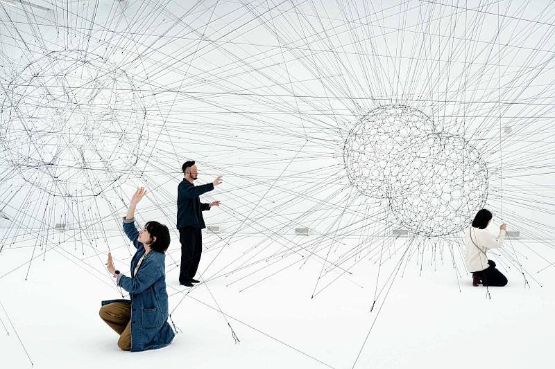 「托馬斯．薩拉切諾：共織宇宙」，展場作品〈算法．韻律〉，2017-2026。（新北市美術館提供，攝影：林冠名）