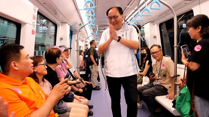 李政安局長向里民致意