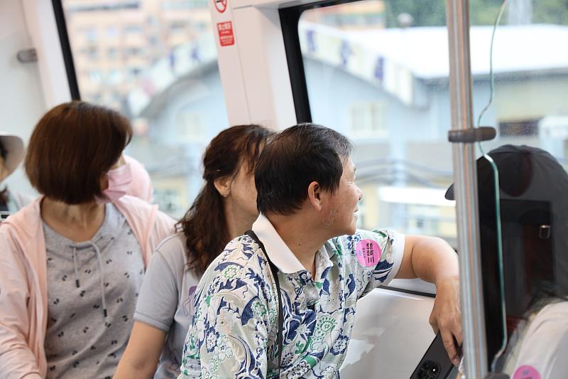 沿線鄉親搭乘捷運賞風景