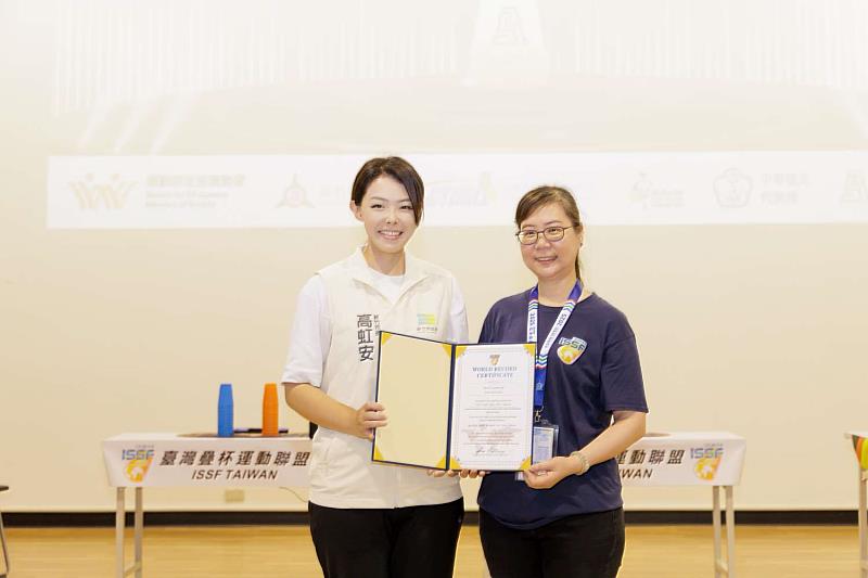 高市長頒發破世界紀錄證書。