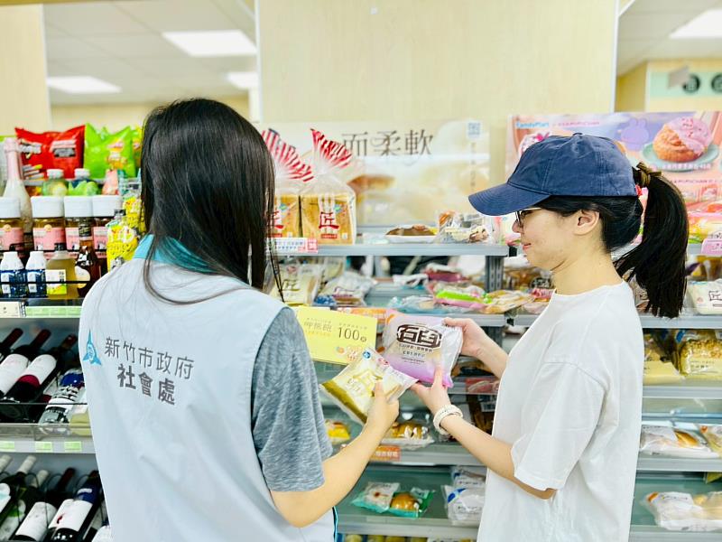 社工陪同個案至超商使用餐食券