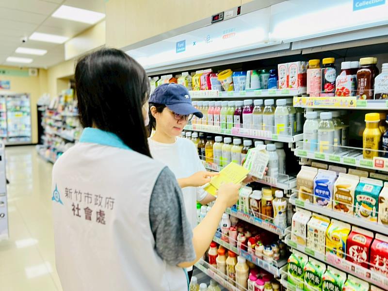 社工陪同個案至超商使用餐食券