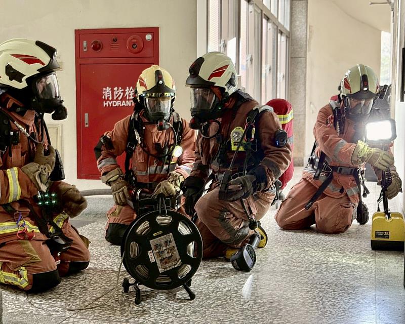 竹市消防局全面檢視消防人員對各項搶救裝備器材的操作熟練度。