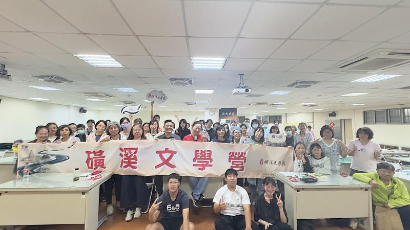 文學營在講師康書恩與學員的笑聲中畫下句點