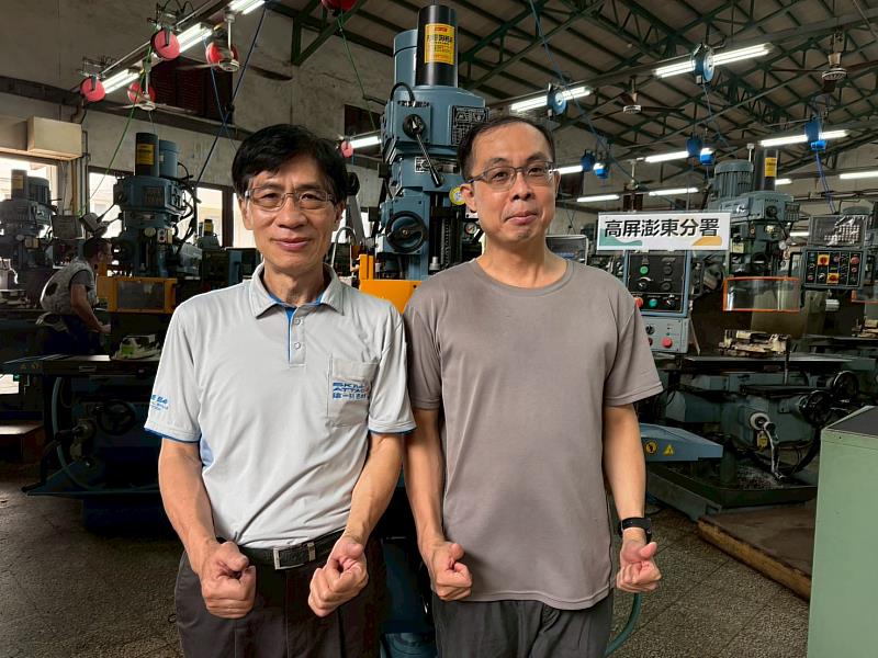 朱享仁職訓師(左)與學員許家維(右)合影。