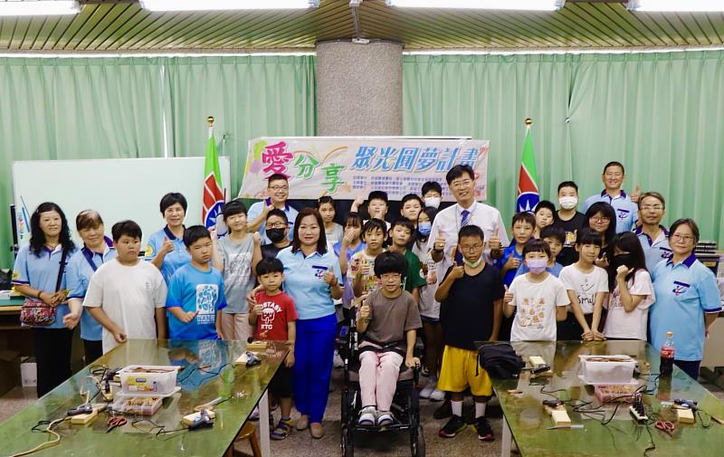 救國團高雄市團委會攜手企業推動「愛‧分享」聚光計畫，用愛陪伴孩子成長