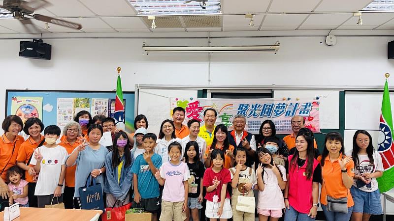 救國團高雄市團委會攜手企業推動「愛‧分享」聚光計畫，用愛陪伴孩子成長
