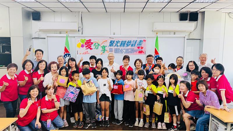 救國團高雄市團委會攜手企業推動「愛‧分享」聚光計畫，用愛陪伴孩子成長