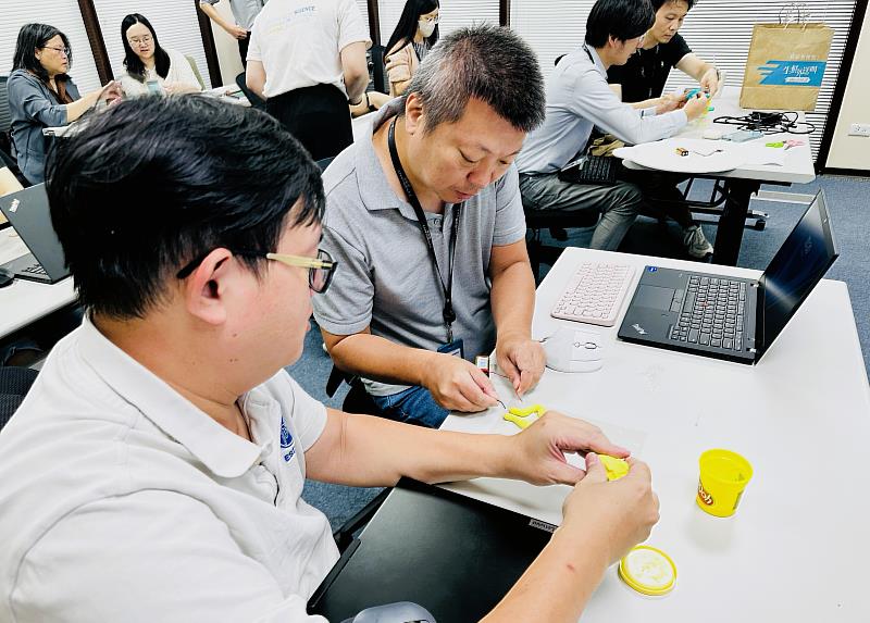 迪芬尼推動青銀共融活動，透過跨世代互動設計促進員工交流與合作。