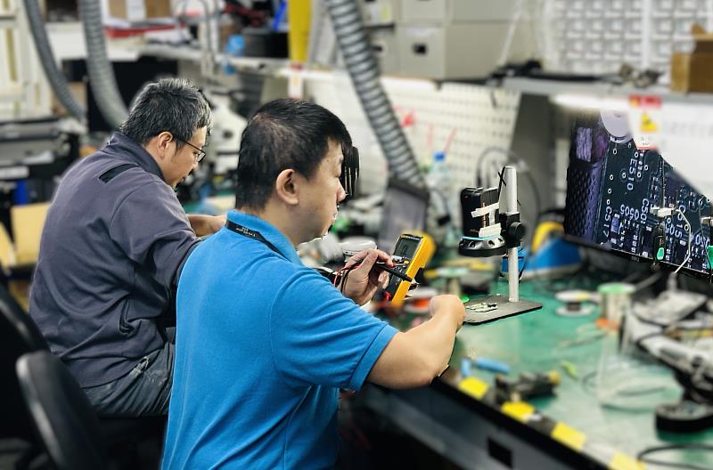 迪芬尼導入實物投影機協助中高齡員工減輕視覺與操作負擔，打造友善職場。