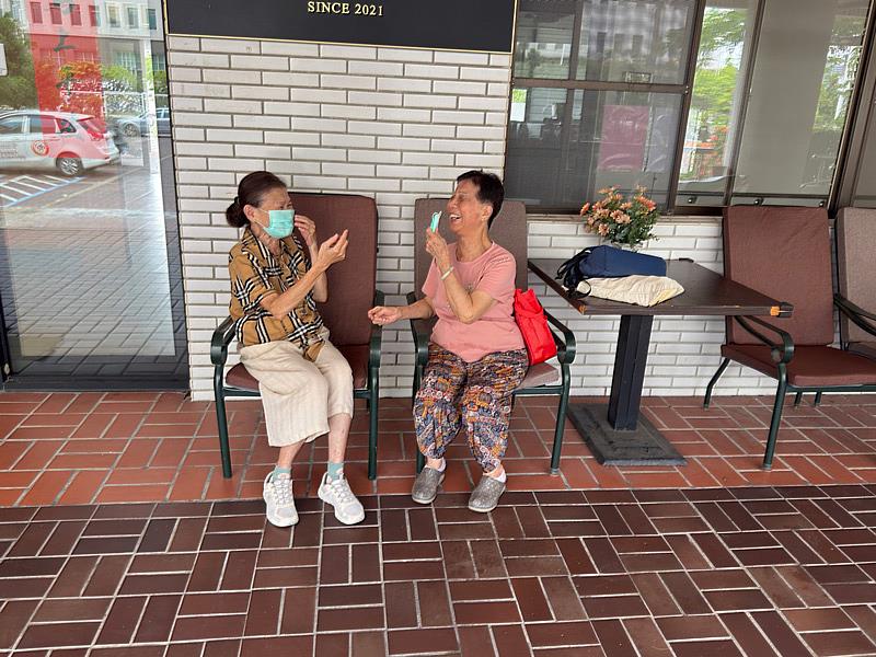 長輩們在門廊下聊天休憩，這是台南銀髮悠活園區日常的慢活風景。