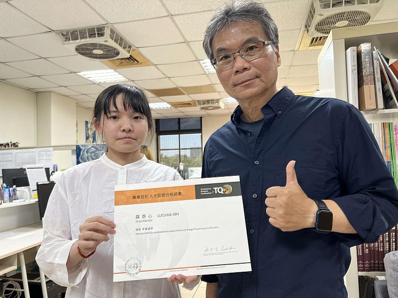 羅惠心(左)以新住民二代經驗發展研究所作品，與指導教授呂裕文(右)合影