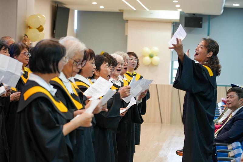 由學員組成的朝陽陽光樂齡合唱團上台演出，展現年齡不設限的精彩學習成果。