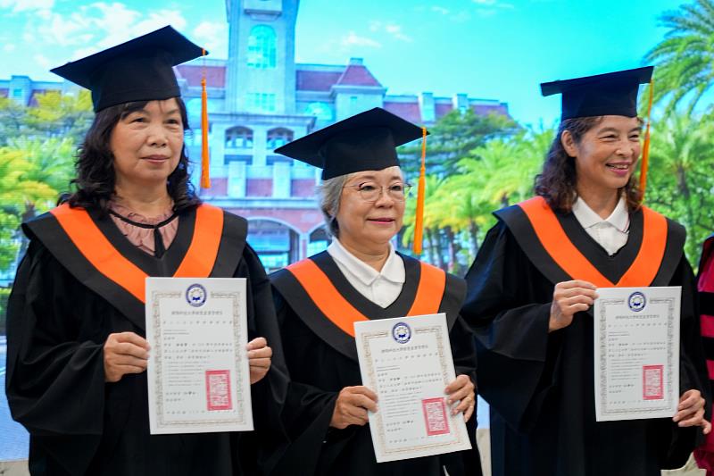 朝陽科大銀髮產業管理系首屆第三人生大學結業生，穿上學士服開心合影。