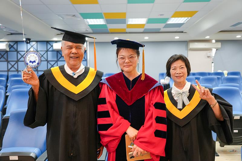 高齡80歲的樂齡大學夫妻檔結業生曾顯光(左)及蔡美鎔(右)，十分感謝銀管系主任洪瑞英(中)的悉心指導。