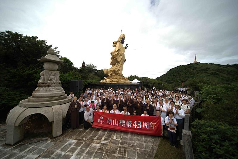 四眾弟子圓滿一年一度的朝山修持，齊聚多羅觀音聖像前合影留念。（圖由靈鷲山佛教教團提供）