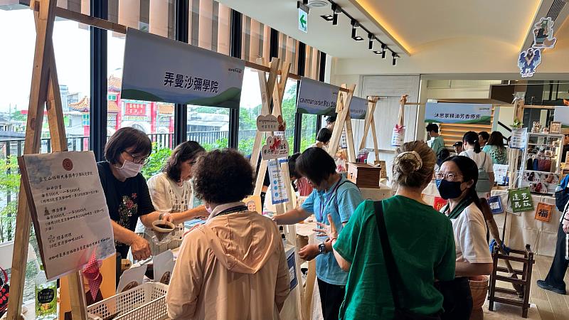 福城「有FU生活節」市集現場，民眾於「弄曼沙彌學院」攤位前品嚐有機咖啡，氣氛溫馨悠閒。（圖由靈鷲山福城提供）