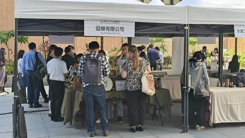 「國際人才實業媒合暨就業博覽會」境外生與廠商交流熱絡