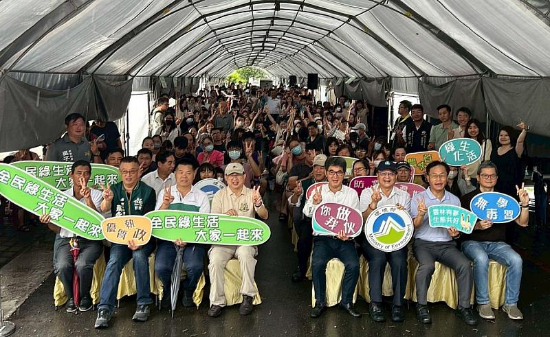 化學署謝燕儒次長(右3)、蔡孟裕署長(右3)、孫忠偉組長(右1)、環境事故應變諮詢中心_洪肇嘉主任(左4)、麥寮鄉鄉長許忠富(左3)與參與民眾一同合影