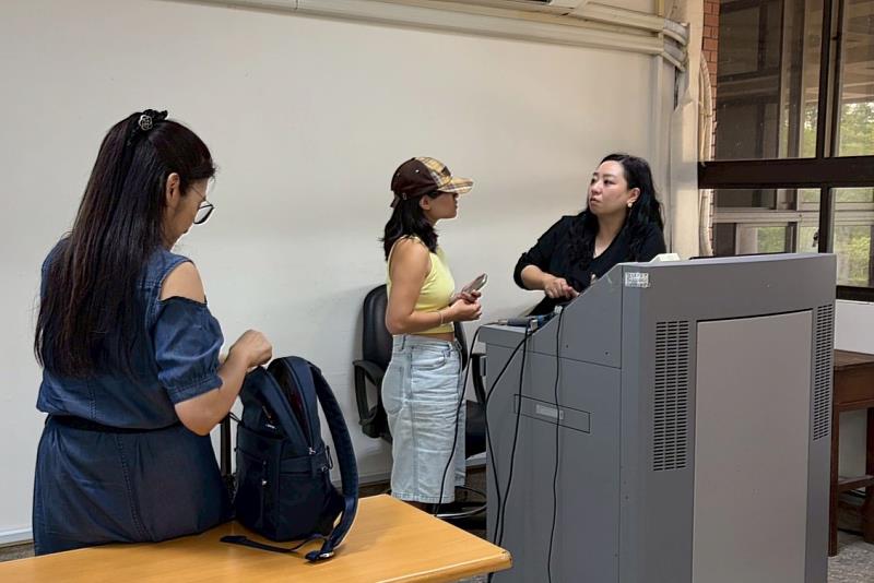 南大學生於講座後踴躍向講師請益行銷實務與社群經營技巧，展現積極探索職涯發展與產業趨勢的學習熱忱。