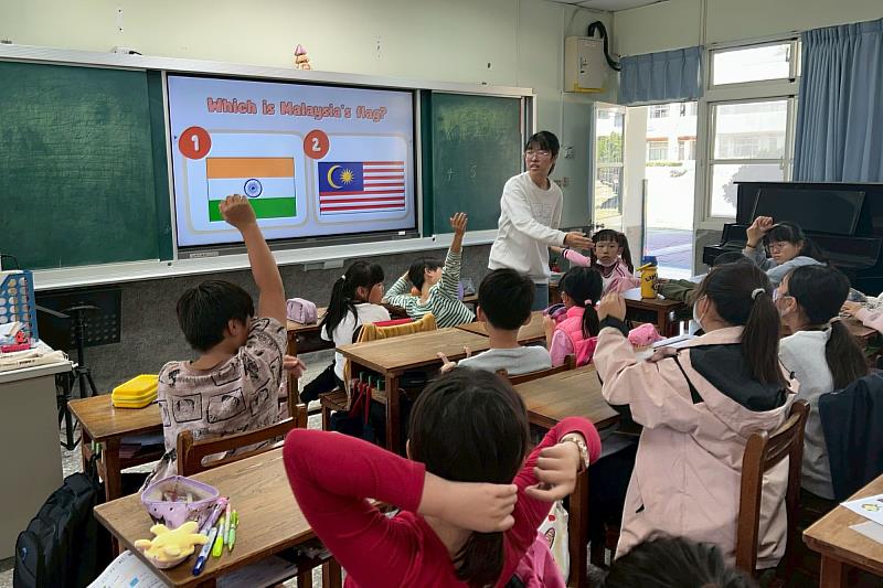 南大師資生將國際教育議題融入雙語課程，引導學童認識世界多元文化，培養全球視野與溝通能力。