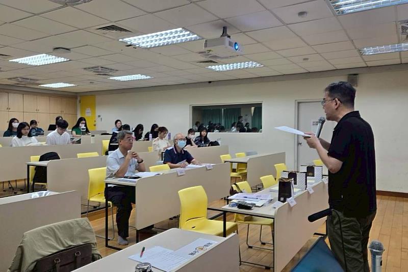 成功大學黃聖松老師為南大學生提供專業講評，協助精進研究方法、論證能力與學術表達技巧。