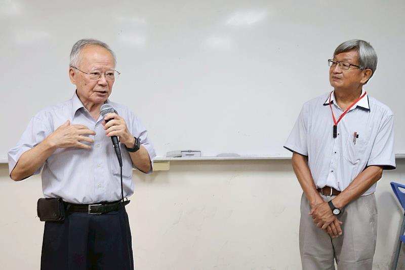 前臺灣文學館館長鄭邦鎮（左）出席南大文資系榮退講座，與戴文鋒教授交流文化研究與地方實踐經驗。