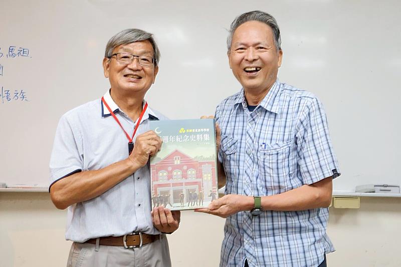 臺灣史學者溫振華教授（右）參與南大文資系榮退講座，見證戴文鋒教授多年深耕臺灣史研究與人才培育成果。