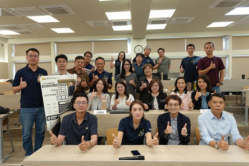 南大管理學院EMBA邀請趙卿惠副市長蒞校演講，師生合影留念，共同交流治理與管理經驗。