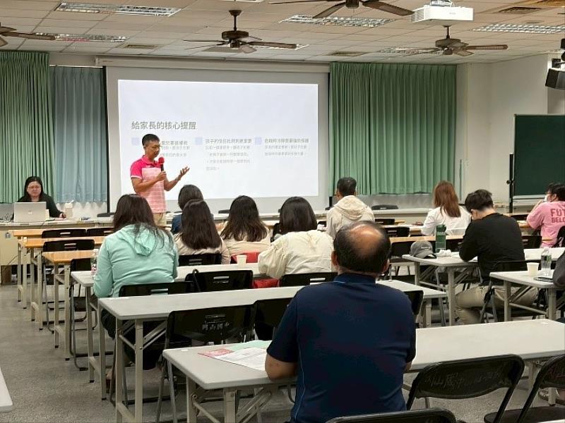 岡山國中徐東弘校長全程參與講座，與家長一同學習，重視親師防護合作。