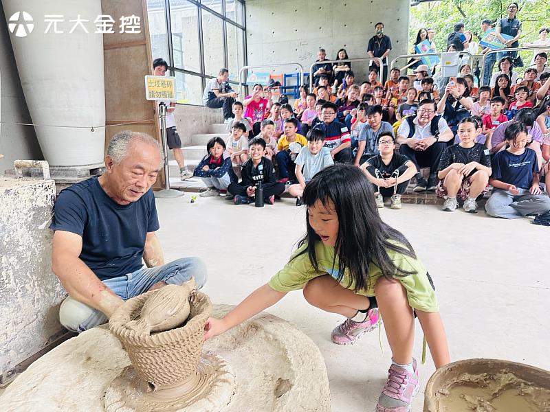 元大幸福日帶領學童認識台灣珍貴的陶瓷文化特色。