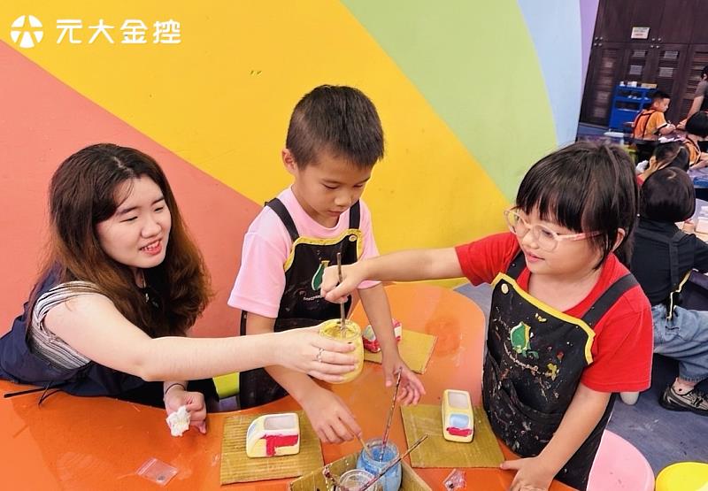 元大志工全程陪伴學童，傳遞專屬的關愛與溫暖。