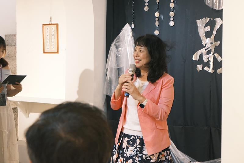 南大人文學院蔡玲婉院長肯定學生創作成果，展現書法美學融入生活的創新思維與文化底蘊。