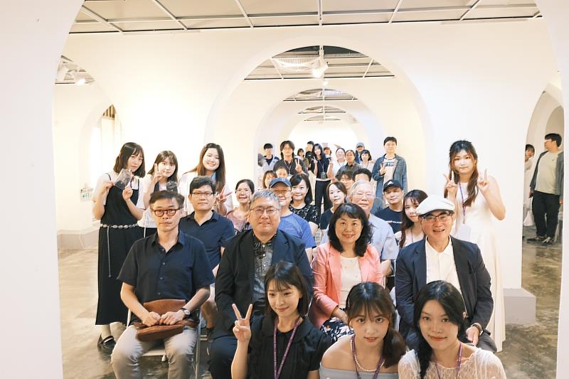 南大國文系書法組畢業展以「影」為主題，呈現學生四年學習成果與新世代書藝創作風貌。