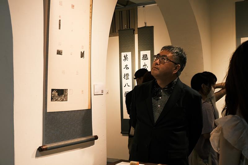 南大國文系鄭憲仁主任勉勵畢業生持續精進專業能力，將所學應用於教學、文化推廣與藝術創作領域。