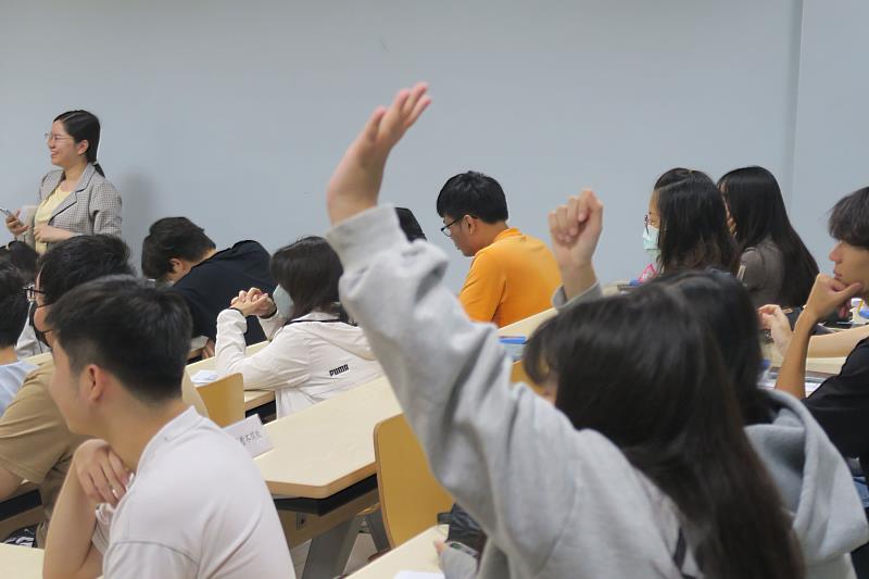 南大學生踴躍參與互動交流，展現對AI應用、產業趨勢及職涯發展議題的高度關注。