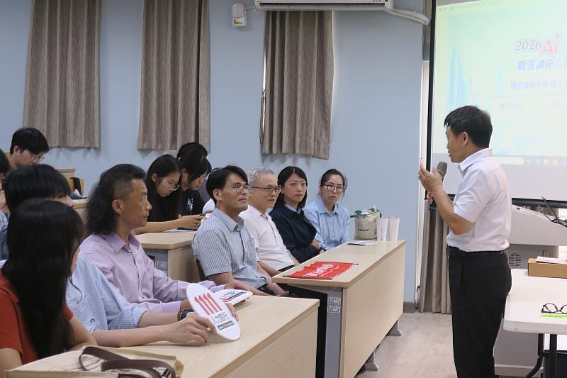 南大應數系黃印良主任勉勵學生掌握AI與數位轉型趨勢，培養跨域能力，提升未來職場競爭力。