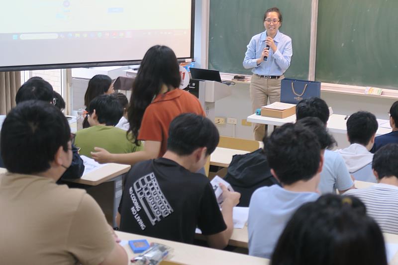 南大學生透過與企業代表面對面交流，深化產業認識並拓展職涯發展與專業人脈資源。