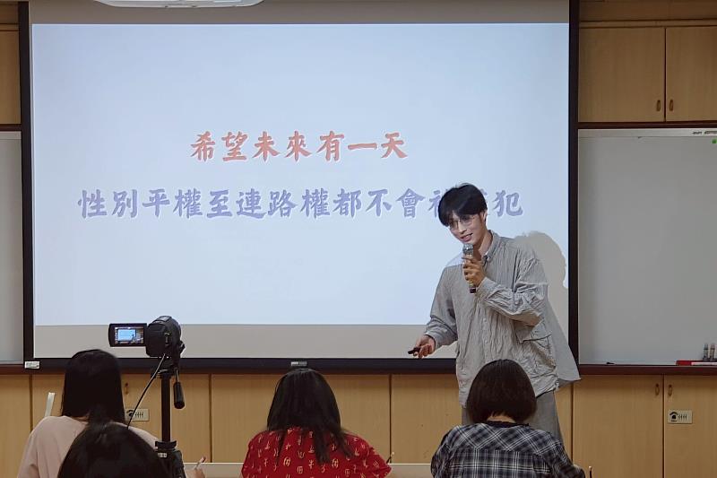 南大學生以SDGs為主題發表簡報，聚焦優質教育、性別平等等議題，展現關懷社會與永續實踐精神。