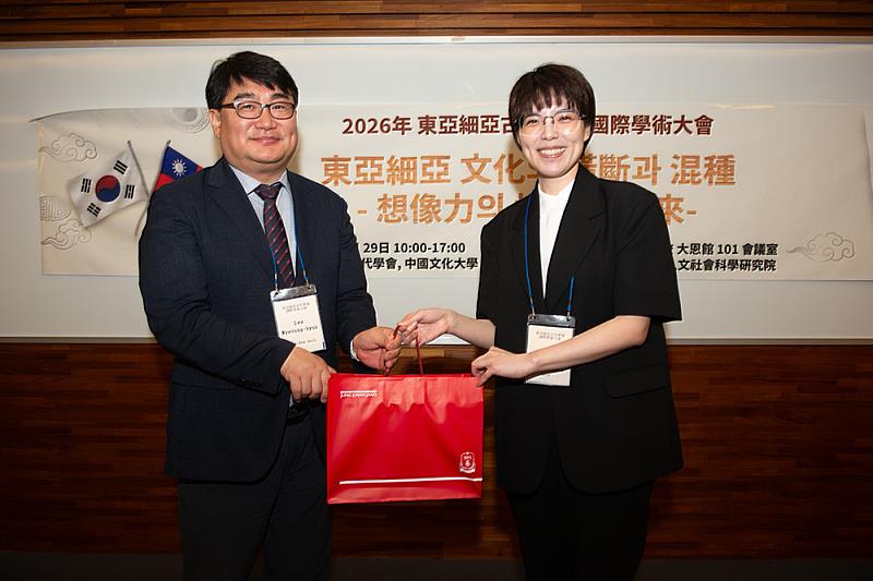 韓國「東亞古代學會」會長李明賢(左)致贈禮品予文化大學東亞人文社會科學研究院院長許怡齡(右)，深化雙方學術情誼。