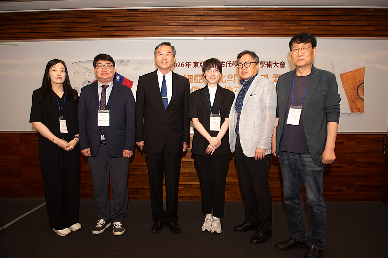 文化大學東亞人文社會科學研究院持續推動跨國研究合作，拓展國際學術網絡。出席論壇貴賓合影。