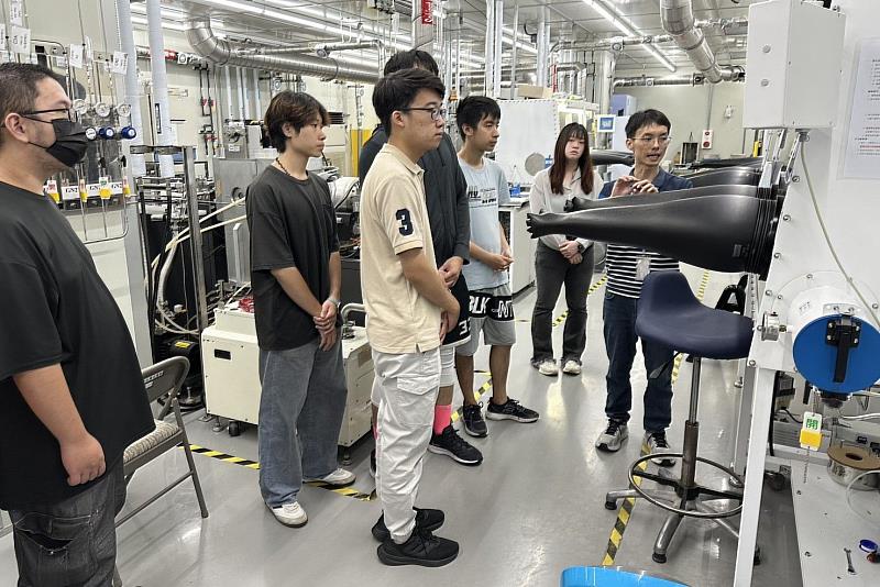 南大電機研究生參觀太陽電池研發設備與製程環境，深入了解新能源技術研發流程，強化太陽能光電專業實務能力。