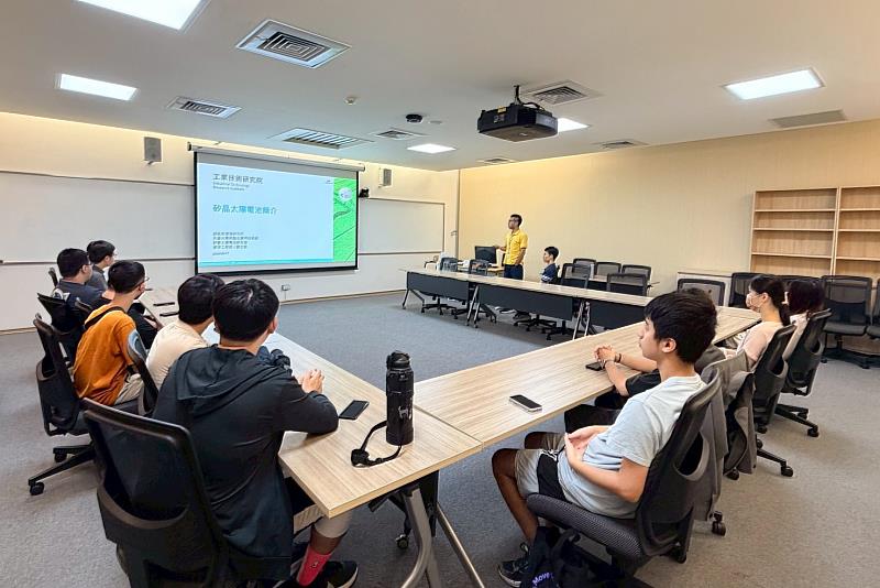 工研院部門經理向南大電機學生介紹矽晶太陽電池技術演進與產業趨勢，深化能源科技專業知識與產業視野。