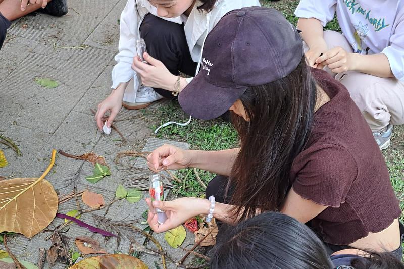 南大結合自然素材與創意手作，引導學生在生態瓶創作中沉澱心靈，體驗療癒與自我探索。